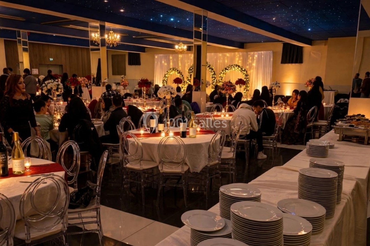 Salle de réception décorée avec des tables dressées, des invités assis et des arches fleuries illuminées en arrière-plan.