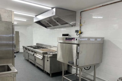 Miniature Location salle Villejuif (Val-de-Marne) - Palais de l'Épi d'Or #47 Cuisine professionnelle équipée avec four, plaques de cuisson, hotte et surfaces en acier inoxydable.