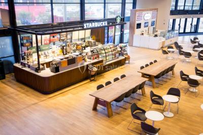 Salle de cinéma avec sièges rouges vides et grand écran affichant le logo IMAX.