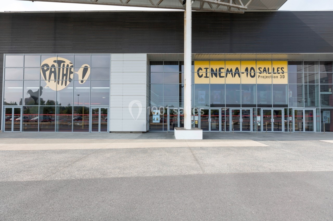 Façade d'un cinéma avec des vitrines affichant le logo Pathé et une enseigne indiquant 40 salles et projections 3D.
