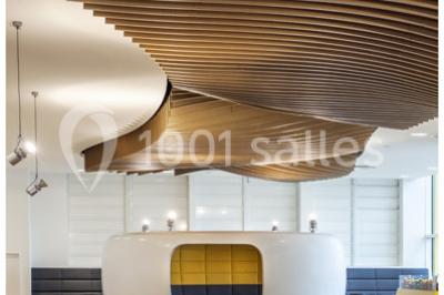 Couloir moderne avec signalétique lumineuse jaune indiquant les salles de cinéma 10 et 12, et des panneaux directionnels.