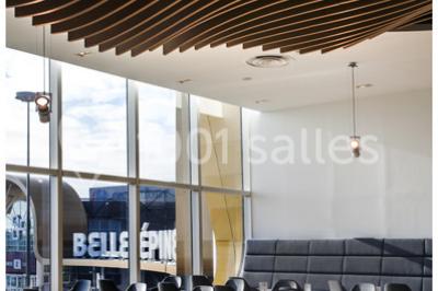 Couloir moderne avec signalétique lumineuse jaune indiquant les salles de cinéma 10 et 12, et des panneaux directionnels.