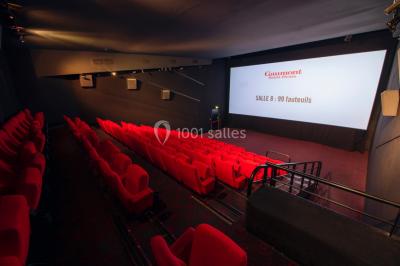 Toit-terrasse ensoleillé avec sol en dalles, balustrade moderne et ciel bleu dégagé en arrière-plan.