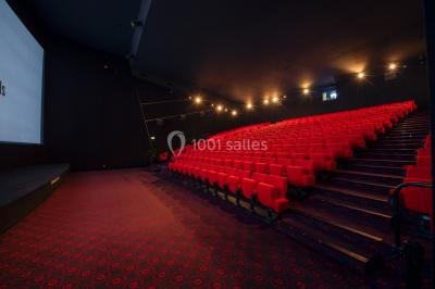 Toit-terrasse ensoleillé avec sol en dalles, balustrade moderne et ciel bleu dégagé en arrière-plan.
