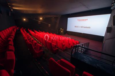 Toit-terrasse ensoleillé avec sol en dalles, balustrade moderne et ciel bleu dégagé en arrière-plan.