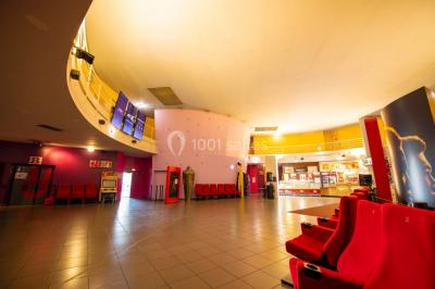 Toit-terrasse ensoleillé avec sol en dalles, balustrade moderne et ciel bleu dégagé en arrière-plan.