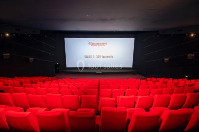 Toit-terrasse ensoleillé avec sol en dalles, balustrade moderne et ciel bleu dégagé en arrière-plan.