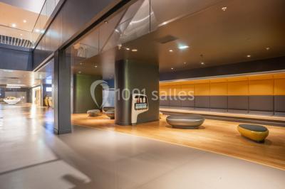 Salle de cinéma vide avec sièges inclinables 4DX, éclairage tamisé et projecteurs suspendus au plafond.