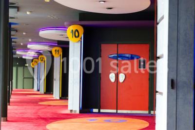 Façade d'un cinéma Pathé avec enseigne IMAX, affiches de films et entrée principale entourée de vitrages.