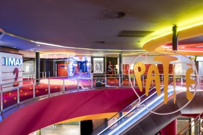 Façade d'un cinéma Pathé avec enseigne IMAX, affiches de films et entrée principale entourée de vitrages.