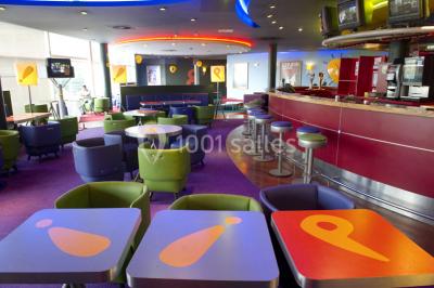 Façade d'un cinéma Pathé avec enseigne IMAX, affiches de films et entrée principale entourée de vitrages.