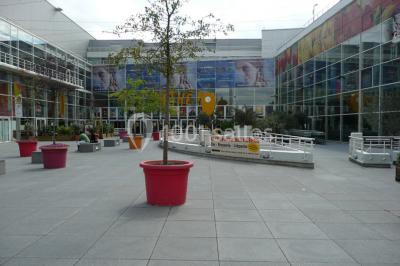 Façade d'un cinéma Pathé avec enseigne IMAX, affiches de films et entrée principale entourée de vitrages.