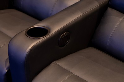 Vue intérieure d'un espace moderne avec escalier, escalator rouge et murs sombres décorés de motifs colorés.