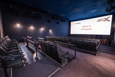 Salle de cinéma avec des rangées de fauteuils rouges et un écran affichant ’Salle 1, 318 fauteuils’.
