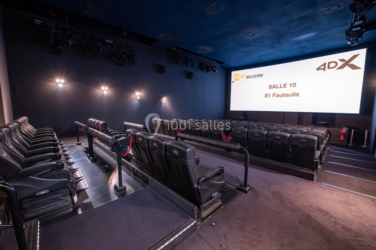 Salle de cinéma équipée de fauteuils inclinables et d'un écran affichant ’Salle 10, 81 fauteuils, 4DX’.