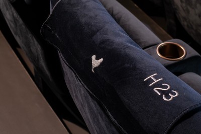 Salle de cinéma avec des rangées de fauteuils rouges et un écran affichant ’Salle 1, 318 fauteuils’.