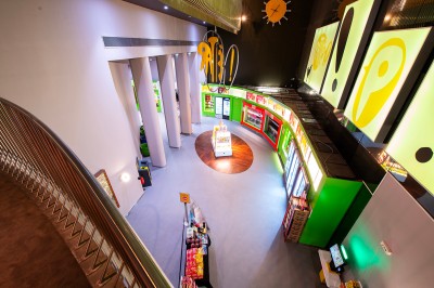 Salle de cinéma avec des rangées de fauteuils rouges et un écran affichant ’Salle 1, 318 fauteuils’.