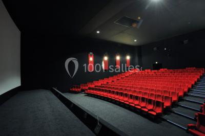 Hall d'entrée d'un cinéma Pathé avec un comptoir d'accueil, des sièges et un décor moderne.