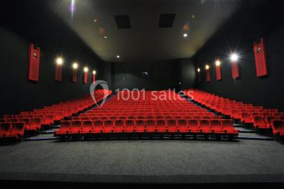 Hall d'entrée d'un cinéma Pathé avec un comptoir d'accueil, des sièges et un décor moderne.