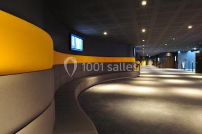 Hall d'entrée d'un cinéma Pathé avec un comptoir d'accueil, des sièges et un décor moderne.