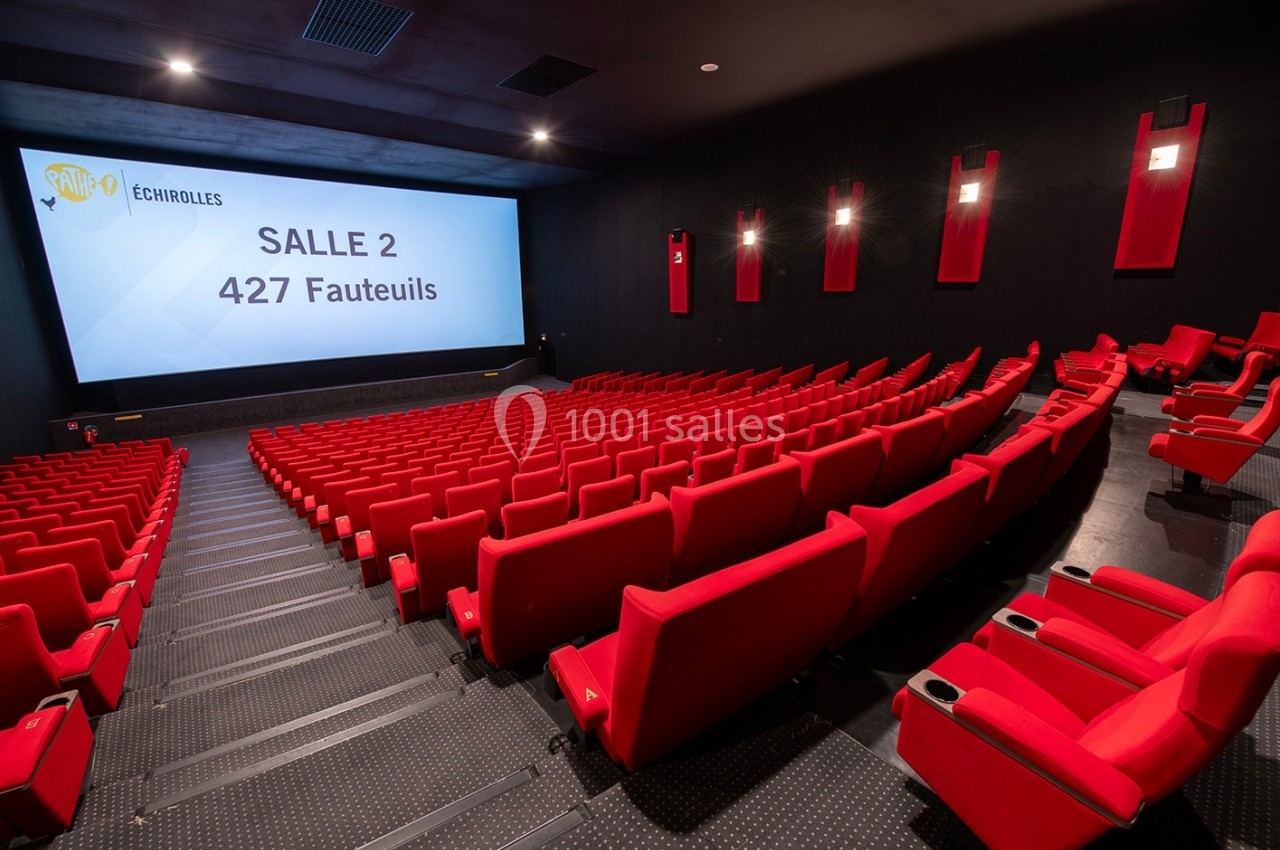 Salle de cinéma moderne avec 427 fauteuils rouges alignés face à un grand écran affichant ’Salle 2’.