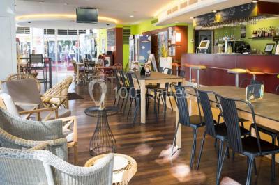 Façade d'un cinéma Pathé avec affiches de films en vitrine, sous un ciel bleu clair.