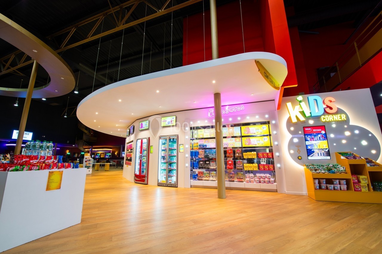 Rayon lumineux d'un magasin avec des étagères colorées, des produits pour enfants et un panneau ’Kids Corner’.