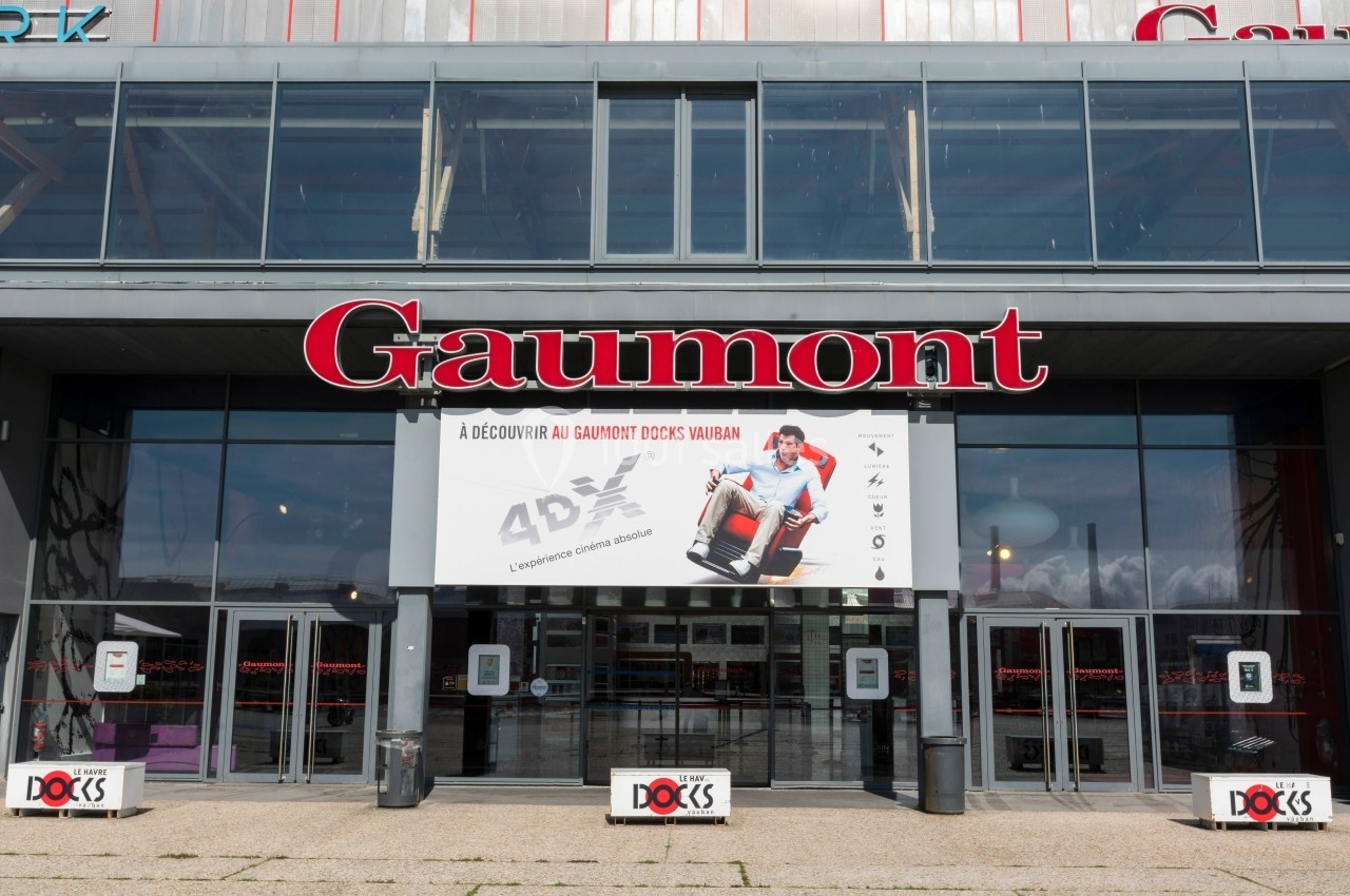 Façade d'un cinéma Gaumont avec une affiche promotionnelle pour une expérience 4D visible à l'entrée.