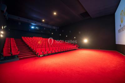 Hall spacieux avec sol en marbre, comptoirs modernes, mezzanine jaune et éclairage suspendu.