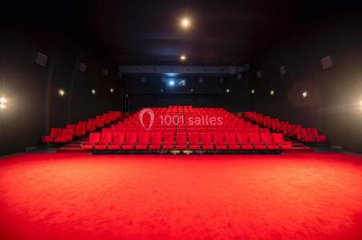 Hall spacieux avec sol en marbre, comptoirs modernes, mezzanine jaune et éclairage suspendu.