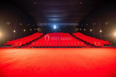 Hall spacieux avec sol en marbre, comptoirs modernes, mezzanine jaune et éclairage suspendu.