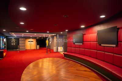 Hall spacieux avec sol en marbre, comptoirs modernes, mezzanine jaune et éclairage suspendu.