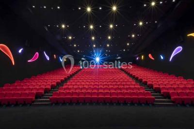 Miniature Location salle Nantes (Loire-Atlantique) - Pathé Nantes #7 Salle de cinéma vide avec des rangées de sièges rouges, un écran blanc et un plafond décoré d'étoiles.
