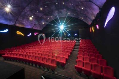 Miniature Location salle Nantes (Loire-Atlantique) - Pathé Nantes #6 Salle de cinéma vide avec des rangées de sièges rouges, un écran blanc et un plafond décoré d'étoiles.