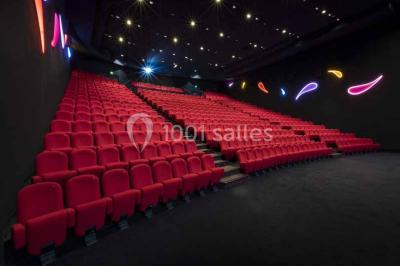 Miniature Location salle Nantes (Loire-Atlantique) - Pathé Nantes #5 Salle de cinéma vide avec des rangées de sièges rouges, un écran blanc et un plafond décoré d'étoiles.