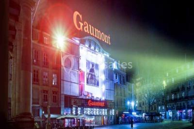 Miniature Location salle Nantes (Loire-Atlantique) - Pathé Nantes #2 Salle de cinéma vide avec des rangées de sièges rouges, un écran blanc et un plafond décoré d'étoiles.