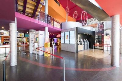 Miniature Location salle Nantes (Loire-Atlantique) - Pathé Nantes #4 Salle de cinéma vide avec des rangées de sièges rouges, un écran blanc et un plafond décoré d'étoiles.