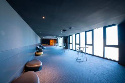 Salle de cinéma IMAX avec 520 fauteuils rouges, écran géant et éclairage tamisé.