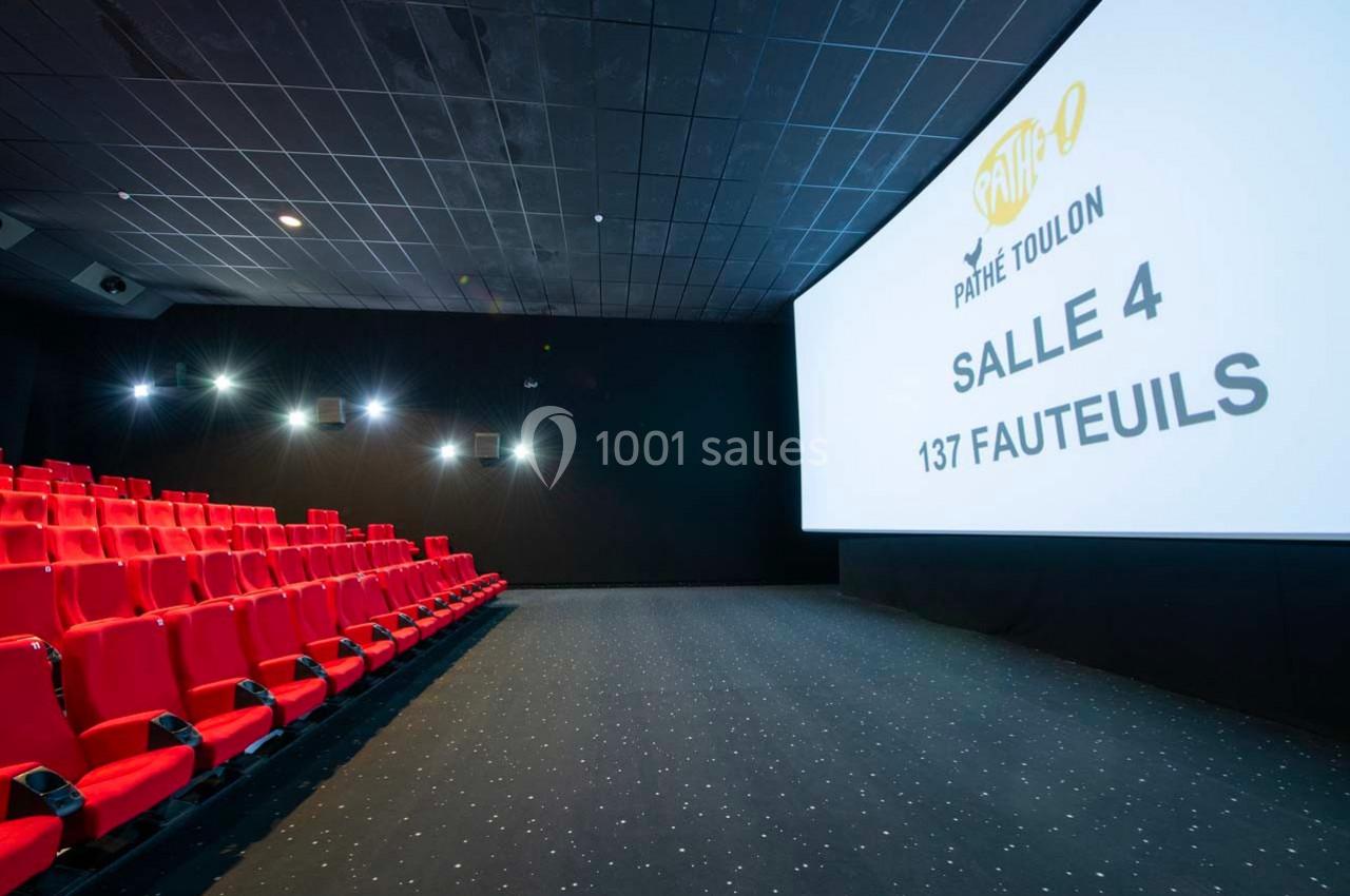 Salle de cinéma moderne avec sièges rouges, écran affichant ’Pathé Toulon, Salle 4, 137 fauteuils’.