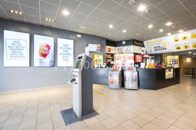 Façade d'un cinéma avec enseigne Pathé, affiches promotionnelles et portes vitrées donnant sur la rue.