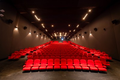 Miniature Location salle Nice (Alpes-Maritimes) - Pathé Masséna #2 Hall lumineux avec présentoirs de produits, écrans d'affichage numérique, borne interactive et plafond en bois.
