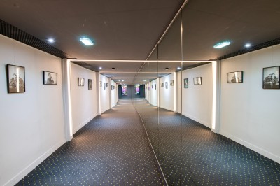 Miniature Location salle Nice (Alpes-Maritimes) - Pathé Masséna #4 Hall lumineux avec présentoirs de produits, écrans d'affichage numérique, borne interactive et plafond en bois.