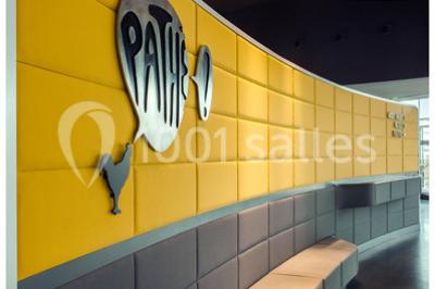 Bâtiment moderne avec façade jaune et noire, grandes baies vitrées et enseigne indiquant ’La Salle Parc’.