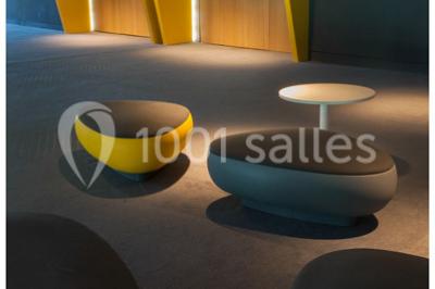 Bâtiment moderne avec façade jaune et noire, grandes baies vitrées et enseigne indiquant ’La Salle Parc’.