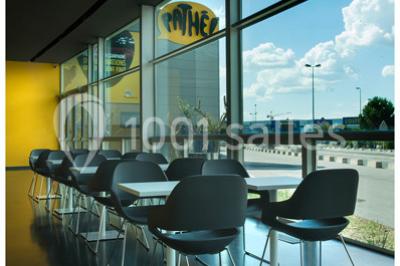 Bâtiment moderne avec façade jaune et noire, grandes baies vitrées et enseigne indiquant ’La Salle Parc’.