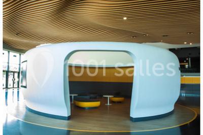 Bâtiment moderne avec façade jaune et noire, grandes baies vitrées et enseigne indiquant ’La Salle Parc’.