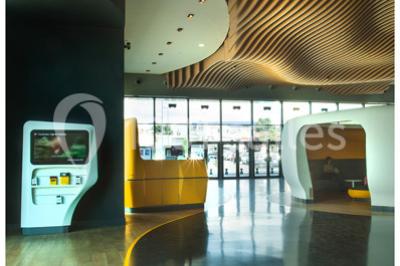 Bâtiment moderne avec façade jaune et noire, grandes baies vitrées et enseigne indiquant ’La Salle Parc’.