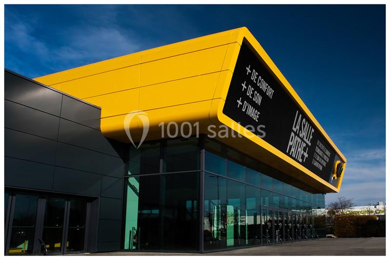 Bâtiment moderne avec façade jaune et noire, grandes baies vitrées et enseigne indiquant ’La Salle Parc’.