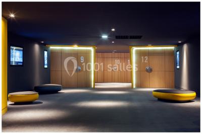 Bâtiment moderne avec façade jaune et noire, grandes baies vitrées et enseigne indiquant ’La Salle Parc’.