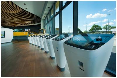 Bâtiment moderne avec façade jaune et noire, grandes baies vitrées et enseigne indiquant ’La Salle Parc’.